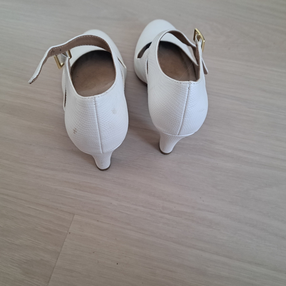 Giani Bernini White Heels